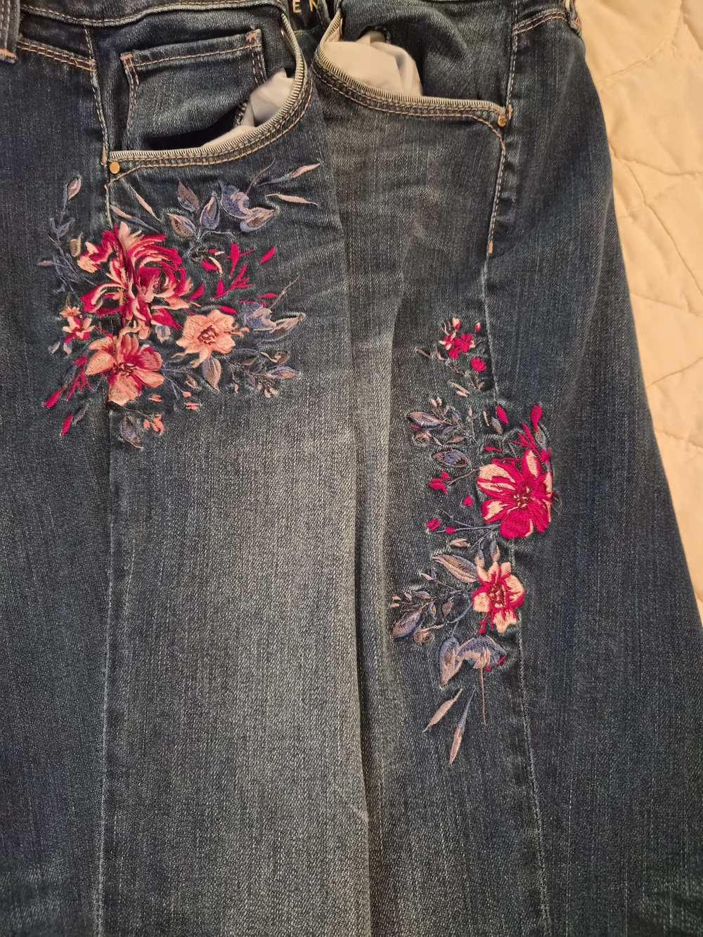 WHBM- The Girlfriend -Floral Embroidered Jeans- Size 6 - Picture 7 of 12